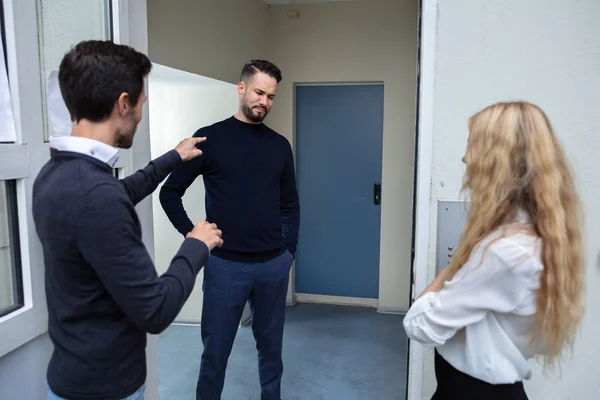 Vue Arrière Couple Disputant Avec Homme Debout Devant Porte — Photo