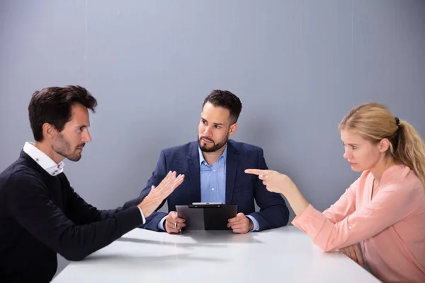 Casal Casado Infeliz Divorciar Argumentando Lutando Frente Advogado Masculino Escritório — Fotografia de Stock