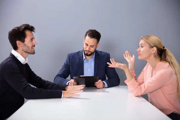 Infeliz Pareja Casada Divorciarse Discutiendo Luchando Delante Abogado Masculino Oficina —  Fotos de Stock