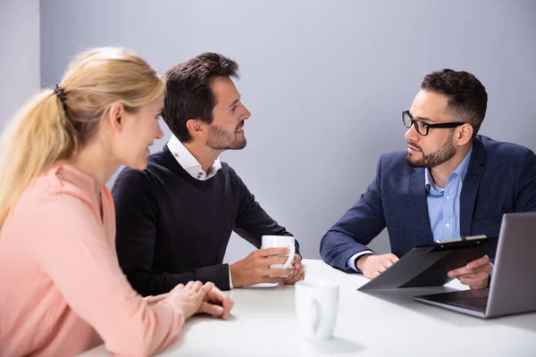 Heureux Jeune Couple Consultation Mâle Amical Conseiller Financier Avec Tasses — Photo