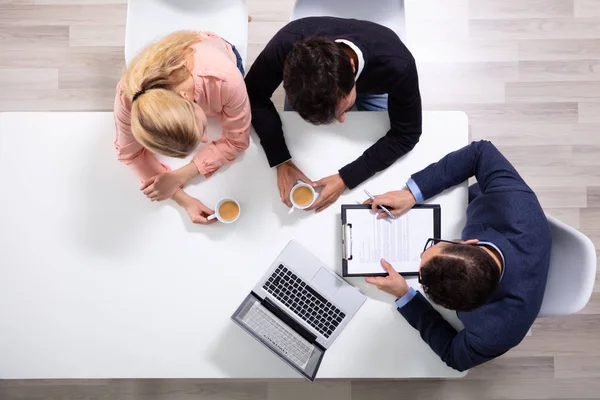 Glückliches Junges Paar Berät Männlichen Freundlichen Finanzberater Mit Kaffeetassen Schreibtisch — Stockfoto