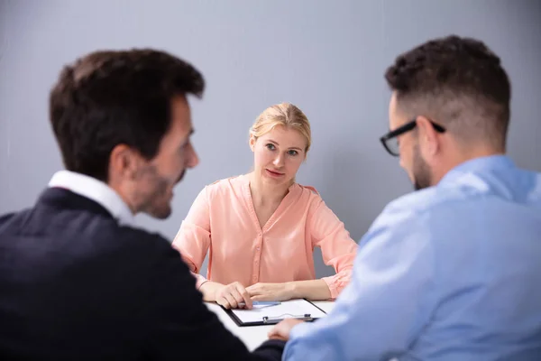 Due Uomini Seduti Parlare Colloquio All Agenzia Adozioni — Foto Stock