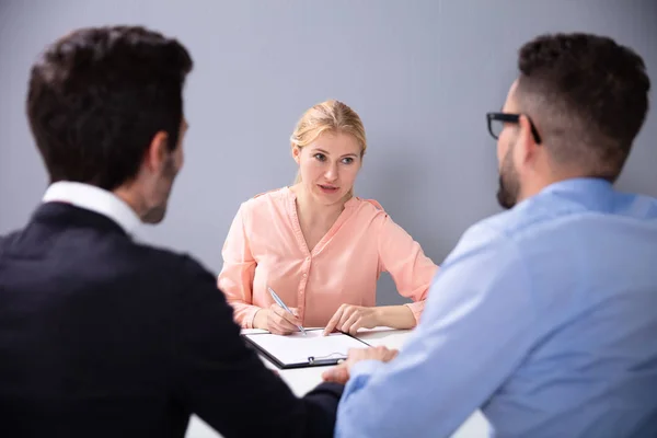 Dos Hombres Sentados Hablando Entrevista Agencia Adopción —  Fotos de Stock