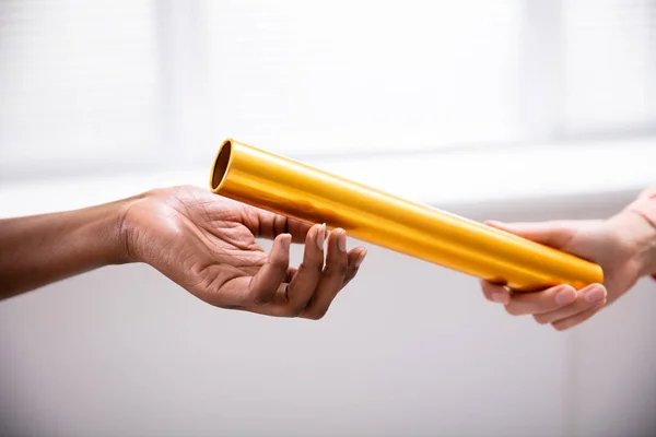 Primer Plano Una Mano Pasando Bastón Relevo Dorado Mano Mujer — Foto de Stock