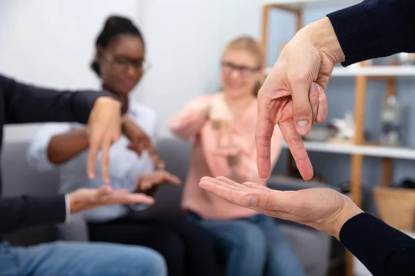 Grupp Multi Etniska Människor Kommunicera Med Hand Teckenspråk Hemma — Stockfoto