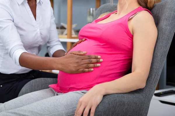 Vreedzame Zwangere Vrouw Met Een Ontspannende Massage Van Afrikaanse Vrouwelijke — Stockfoto