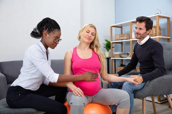 Mann Hält Lächelnde Schwangere Frau Der Hand Und Genießt Die — Stockfoto