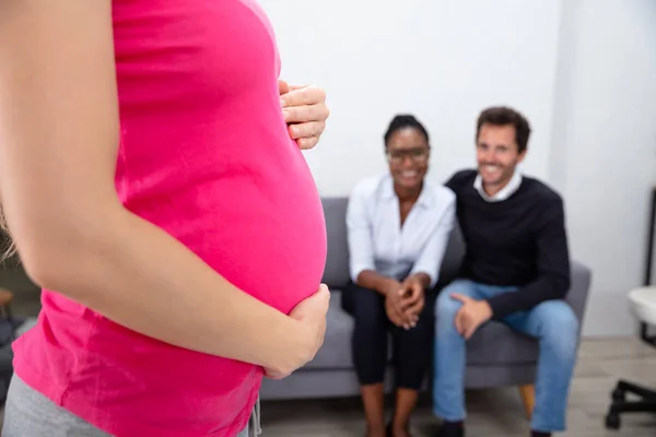 Mujer Embarazada Tocando Mujer Vientre Pie Delante Una Joven Pareja —  Fotos de Stock