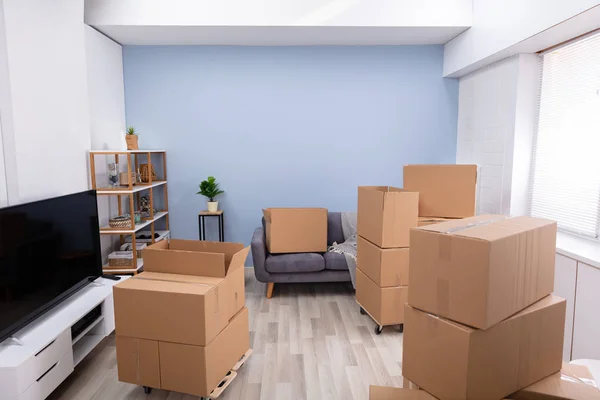 Stack Brown Moving Cardboard Boxes Hardwood Floor Living Room — Stock Photo, Image