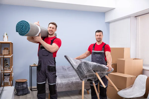 Retrato Dois Jovens Sorridentes Móveis Masculinos Transportando Rolou Tapete Envoltório — Fotografia de Stock