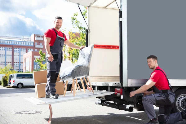 Två Unga Manliga Movers Laddar Kartonglådor Och Möbler Rörlig Lastbil — Stockfoto