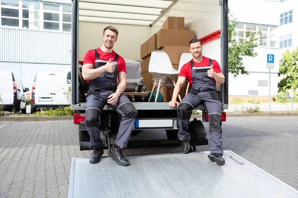 Movers Sitter Kanten Lastad Lastbil Visar Tummen Upp Logga Gatan — Stockfoto