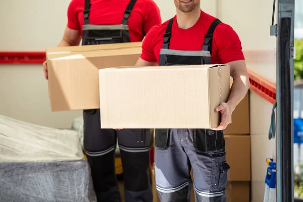 Happy Young Male Movers Drží Lepenkové Krabice Stojící Pohybu Van — Stock fotografie