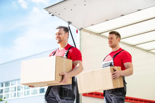 Happy Young Male Movers Drží Lepenkové Krabice Stojící Pohybu Van — Stock fotografie