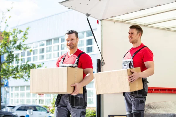 Heureux Jeunes Déménageurs Masculins Tenant Des Boîtes Carton Debout Dans — Photo