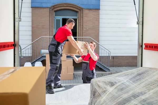 Jeunes Déménageurs Masculins Déchargeant Les Boîtes Carton Dans Van Extérieur — Photo