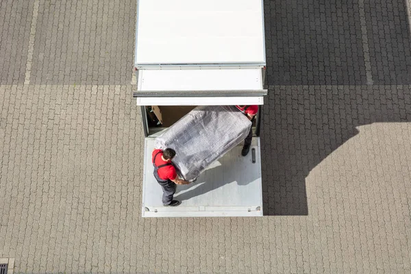 Una Vista Elevata Maschio Mover Scarico Della Mobilia Dal Camion — Foto Stock