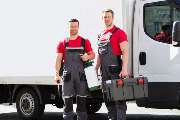 Portret Uśmiechniętych Techników Stojących Naprzeciw Skrzynki Narzędziowej Truck Holding Box — Zdjęcie stockowe