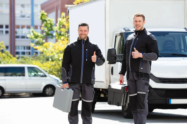 Retrato Dois Sorridentes Jovem Técnico Masculino Mostrando Polegares Para Cima — Fotografia de Stock