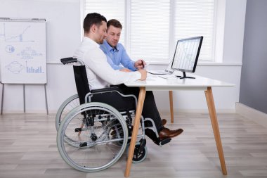 Genç İş Adamı Bilgisayarda Birlikte Çalışan Engelli Erkek İş Arkadaşı