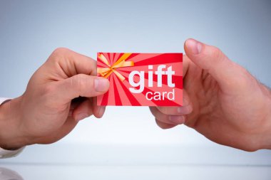 Bir İşadamının Yakın Çekimi Gri Geçmişe Karşı Diğer İşadamlarına Hediye Kartı Veriyor