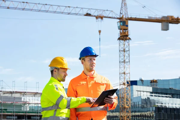 Man Architect Geeft Instructies Aan Zijn Voorman Klembord Werken Bouwplaats — Stockfoto