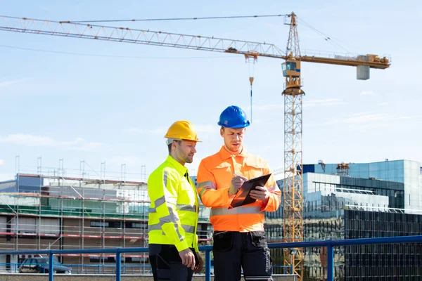 Arquitecto Masculino Dando Instrucciones Capataz Portapapeles Trabajando Sitio Construcción —  Fotos de Stock