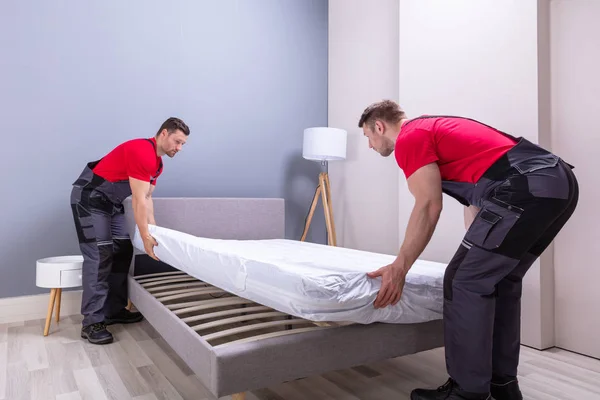 Dos Hombres Profesionales Mueven Uniforme Colocando Colchón Sobre Cama Nueva — Foto de Stock