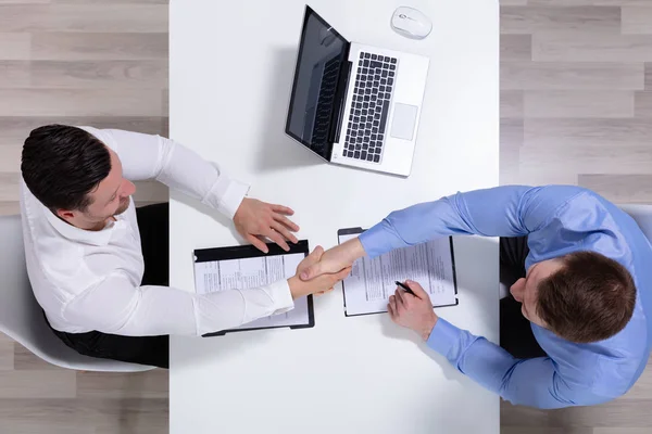 Dois Homens Negócios Confiantes Apertando Mãos Depois Terminar Reunião Escritório — Fotografia de Stock
