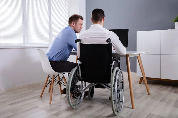 Joven Empresario Sentado Cerca Del Hombre Discapacitado Colega Trabajando Juntos — Foto de Stock