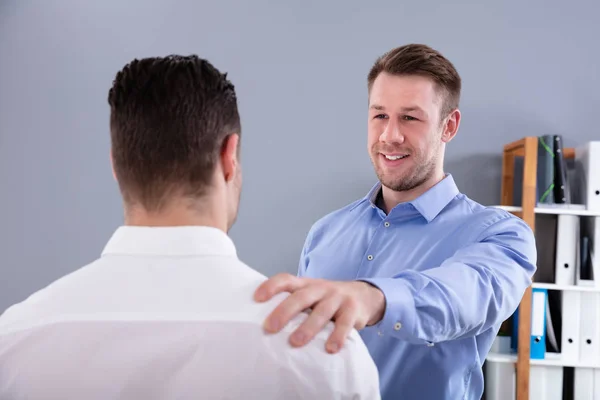 Retrato Jovem Chefe Sorridente Parabenizando Colega Por Seu Sucesso — Fotografia de Stock