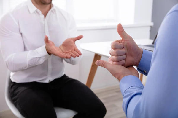 Två Hörselskadade Vänner Som Använder Teckenspråk För Kommunikation — Stockfoto