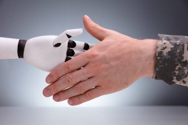 Gri Arkaplanda Robotla Tokalaşan Askeri Adam 'ın Yakın Çekimi