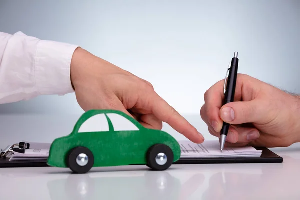 Close Contrato Vendas Assinatura Mão Homem Para Carro Concessionária Contra — Fotografia de Stock