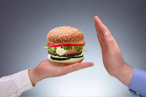 Közelkép Ember Kezét Elutasító Burger Ajánlat Által Más Személy Ellen — Stock Fotó