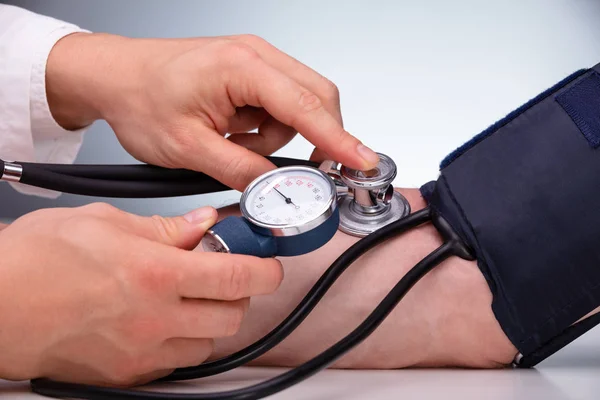 Close Doctor Checking Blood Pressure Male Patient Table Gray Background — Stock Photo, Image