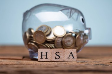 Hsa Sağlık Tasarruf Hesabı Masadaki Domuz Kumbarası Yakınındaki Tahta Bloklar