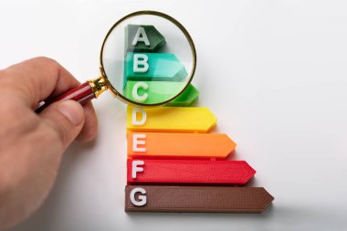 Enerji Verimliliği Değerlendirme Çizelgesi Üzerinde Büyütme Camı