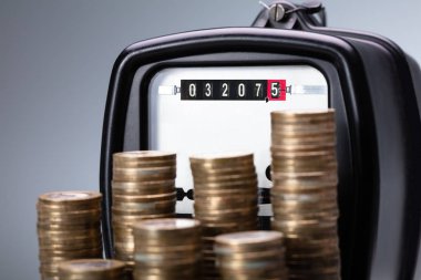 Yığılmış Bozuk Para Ölçümünün Kilowatt Elektrik Ölçümleyicisiyle Yakın Çekimi