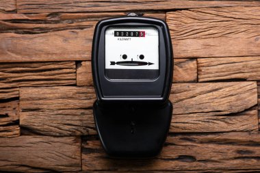 Tahta masadaki bir kilovatlık elektrik sayacına yakın çekim
