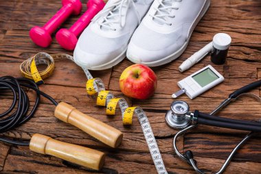 Diyabet Sözcüklü, Spor Malzemeleri ve Glukometresi Yakınındaki Kara Tahta. Diyabet ve Egzersiz Konsepti