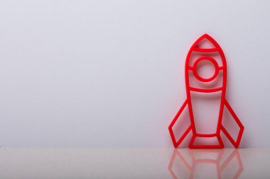 Beyaz Duvara dayanan Bir Roket Sembolünün Yakın Çekimi