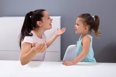 Çekici bir genç kadın, ofisteki seslerin nasıl telaffuz edileceğine yardım eder.