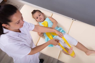 Hastanedeki yatakta uzanan bir kızın fizyoterapistinin bakış açısı.