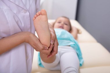 Tıbbi Klinikte Kız Ayak Masajı Yapan Kadın Fizyoterapistin Yakın Çekimi