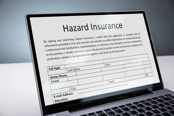 Laptop Met Online Hazard Insurance Form Desk — Stockfoto