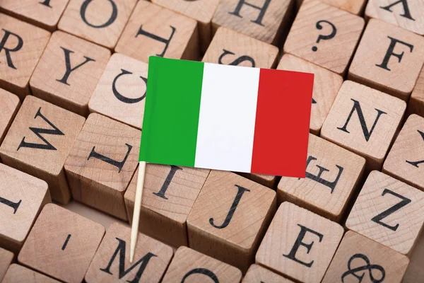 Malé Italské Vlajky Písmeno Dřevěné Bloky Učte Italsky Pojetí Jazyka — Stock fotografie