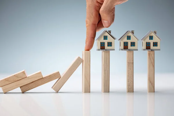 Primo Piano Blocco Legno Tra Casa Modello Domino Pezzi Che — Foto Stock