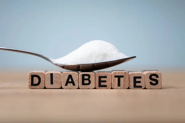 Διαβήτης Λέξη Κοντά Κουτάλι Της Ζάχαρης Στο Τραπέζι — Φωτογραφία Αρχείου