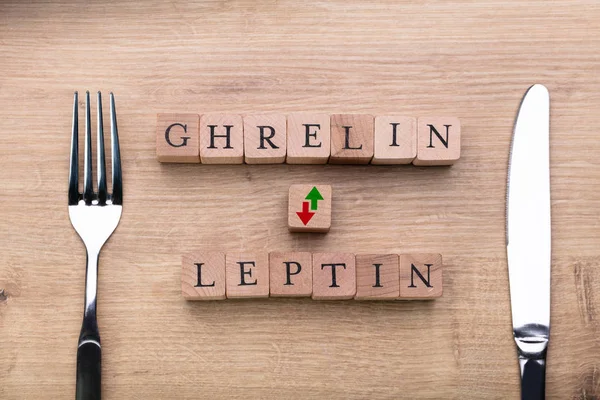 Ghrelin Ormoni Leptin Che Controllano Livelli Fame Vicino Forchetta Coltello — Foto Stock